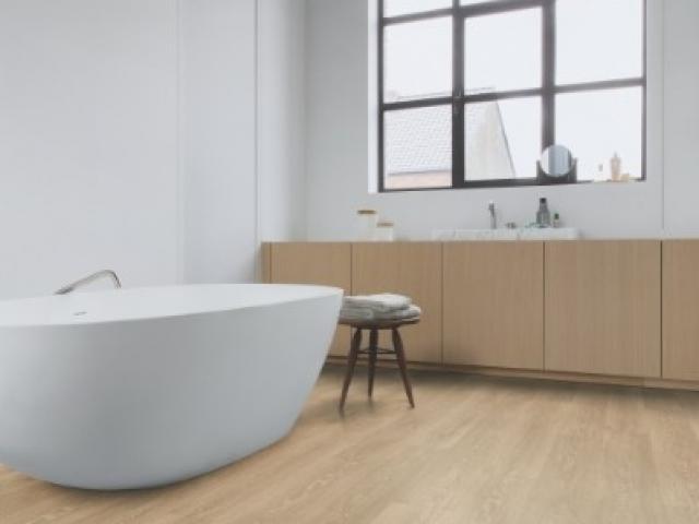 Stratifié Quickstep : MAJESTIC MJ3555 - Chêne de la vallée marron clair